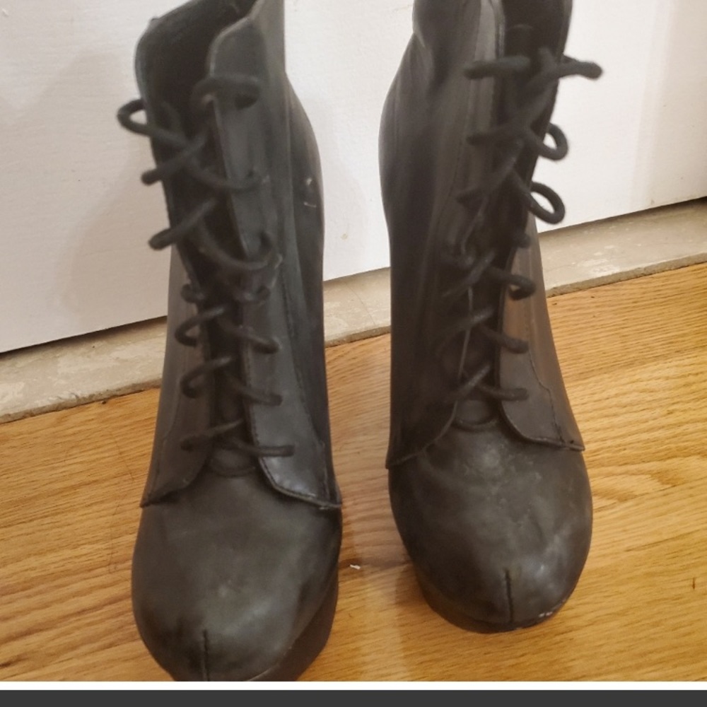 When i say i love these shoes! The heel is 4-6 inch , wedge leather black 7-8 s